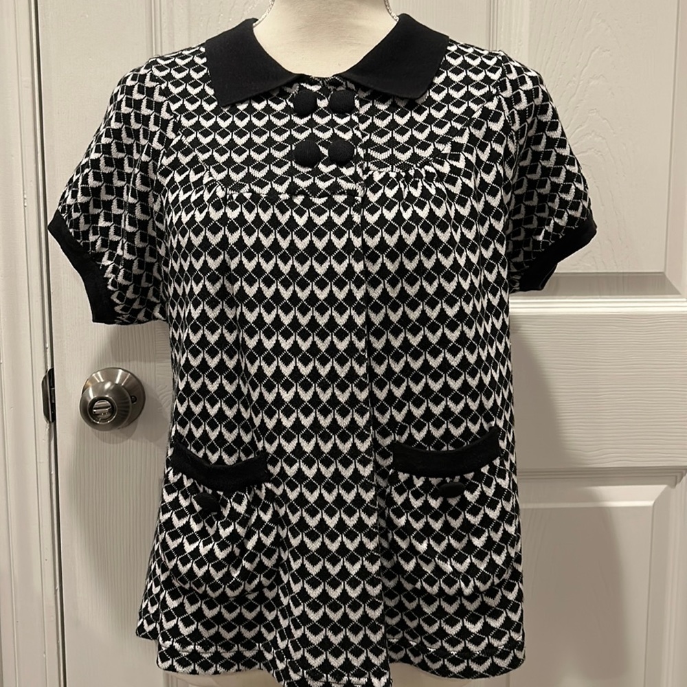 Art & Soul size small black and white swing top